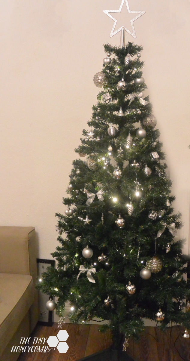 Silver themed Christmas tree. How I decorate my Christmas tree