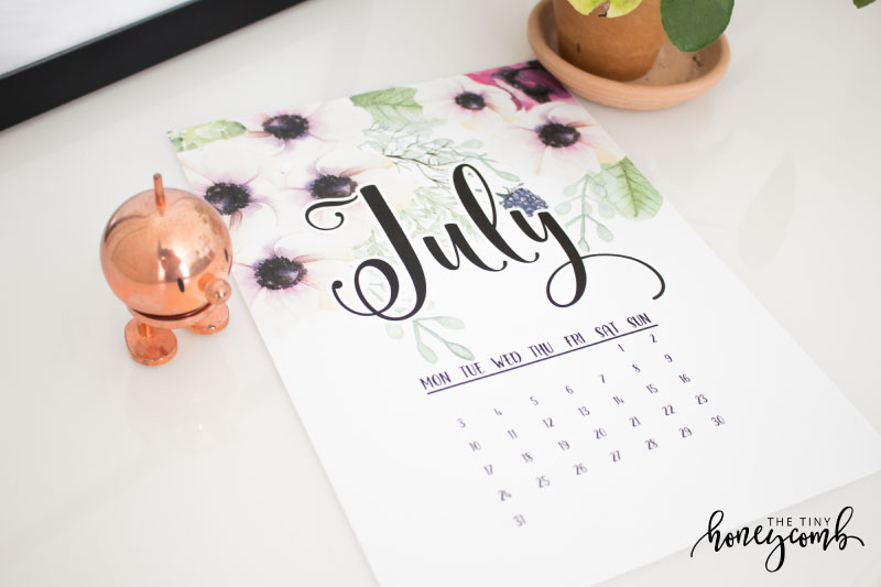 Free July printable calendar. Home decor printable